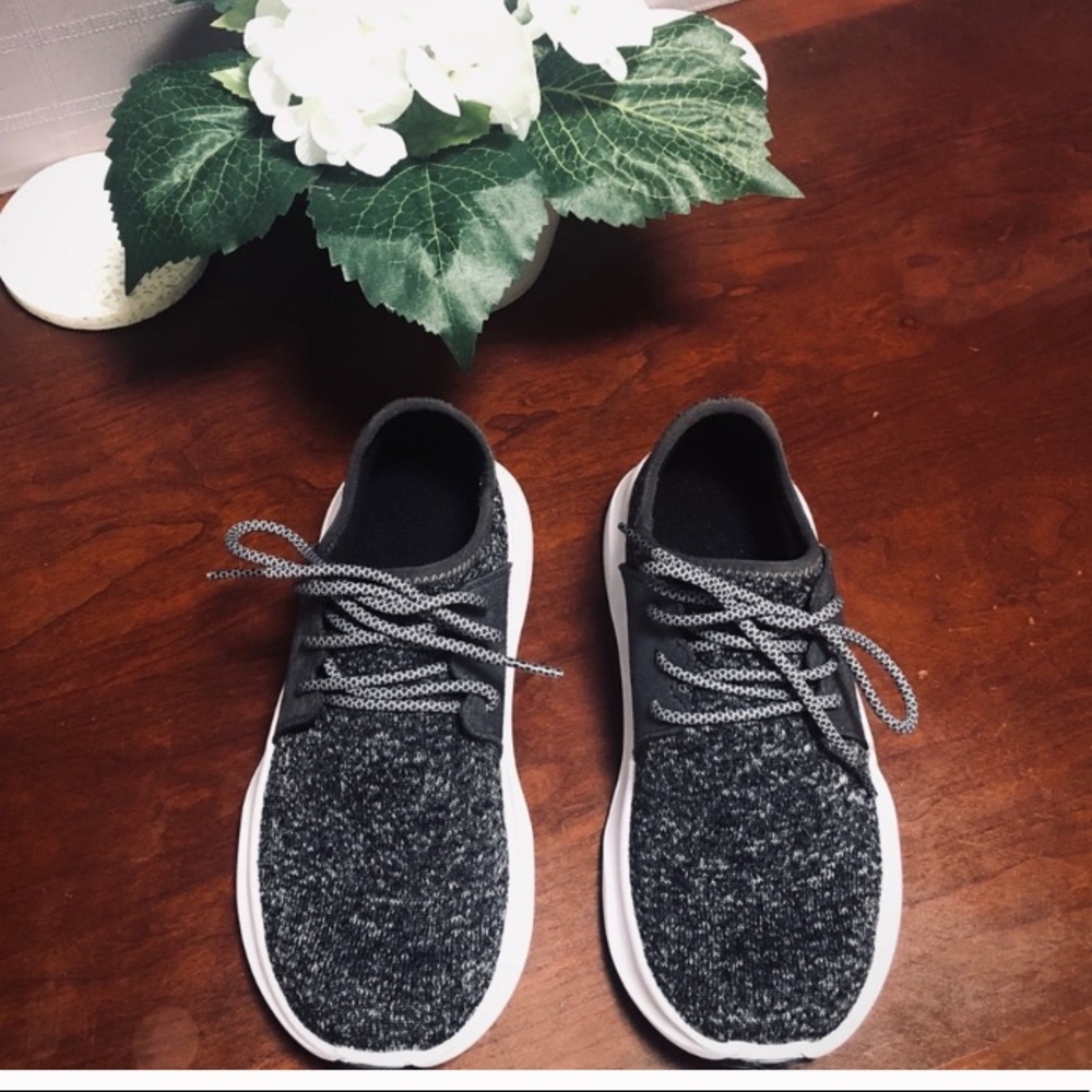 VESSI Women’s Everyday Sneaker 🖤